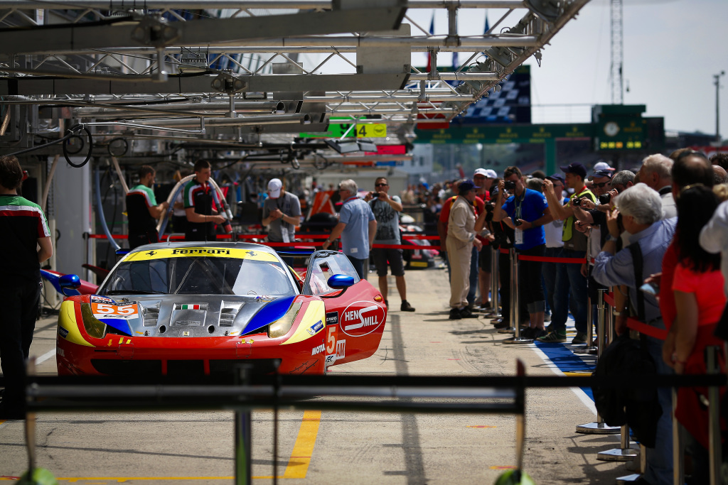 The pit lane at Circuit de la Sarthe