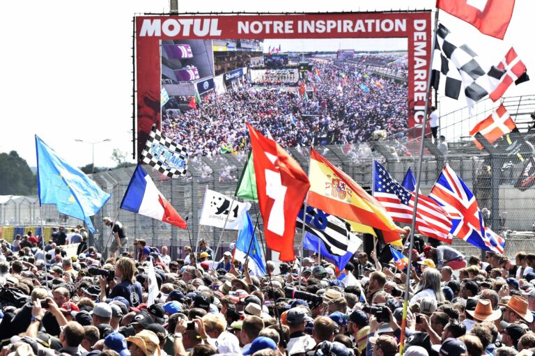 Le Mans fans